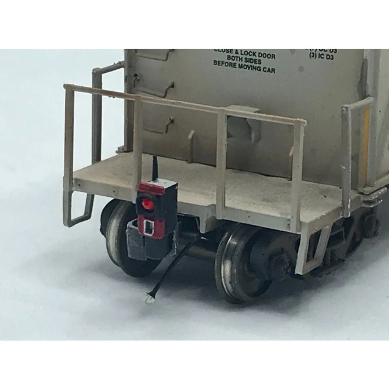 MACRail 923RT - Early End Of Train Device "Red Bandit" Regular Coupler 3 Pack - HO Scale 3 MACRail 923RT - Early End Of Train Device "Red Bandit" Regular Coupler 3 Pack - HO Scale