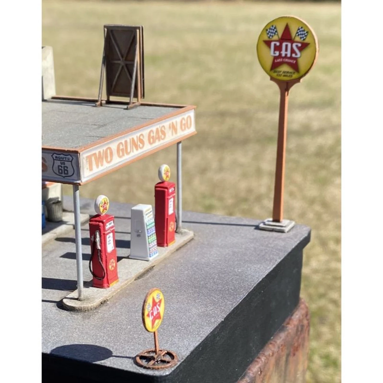 Showcase Miniatures 2359 - Gas Station Accessories - HO Scale Kit 3 Showcase Miniatures 2359 - Gas Station Accessories - HO Scale Kit